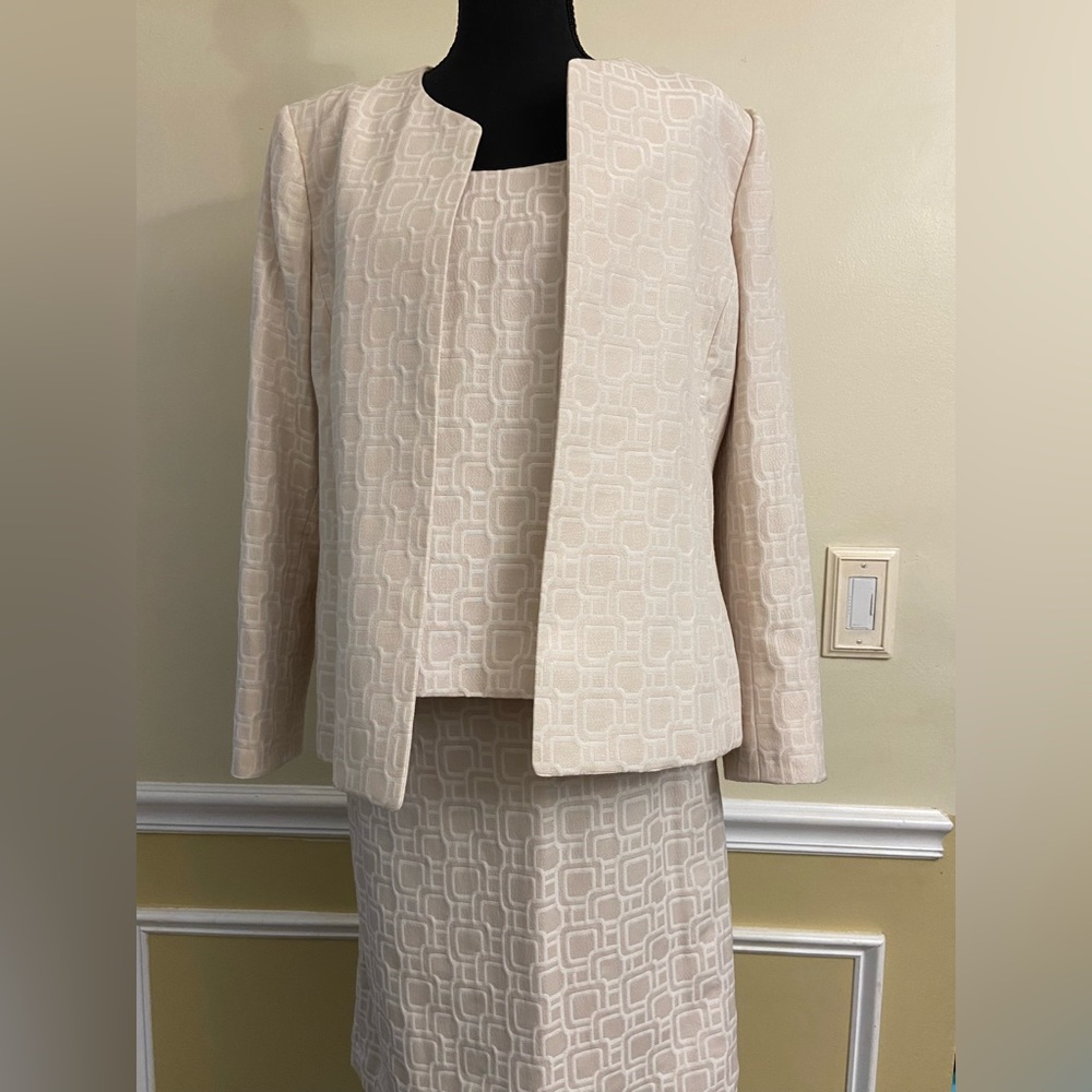 Kasper 3 piece Cream & white skirt suit. Size 14.  Blazer, shell & skirt